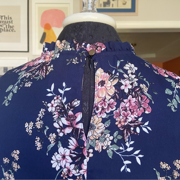 aliceblue Floral Semi Sheer Blouse with Bell Sleeves and Ruffle Hemline Small - Picture 5 of 7